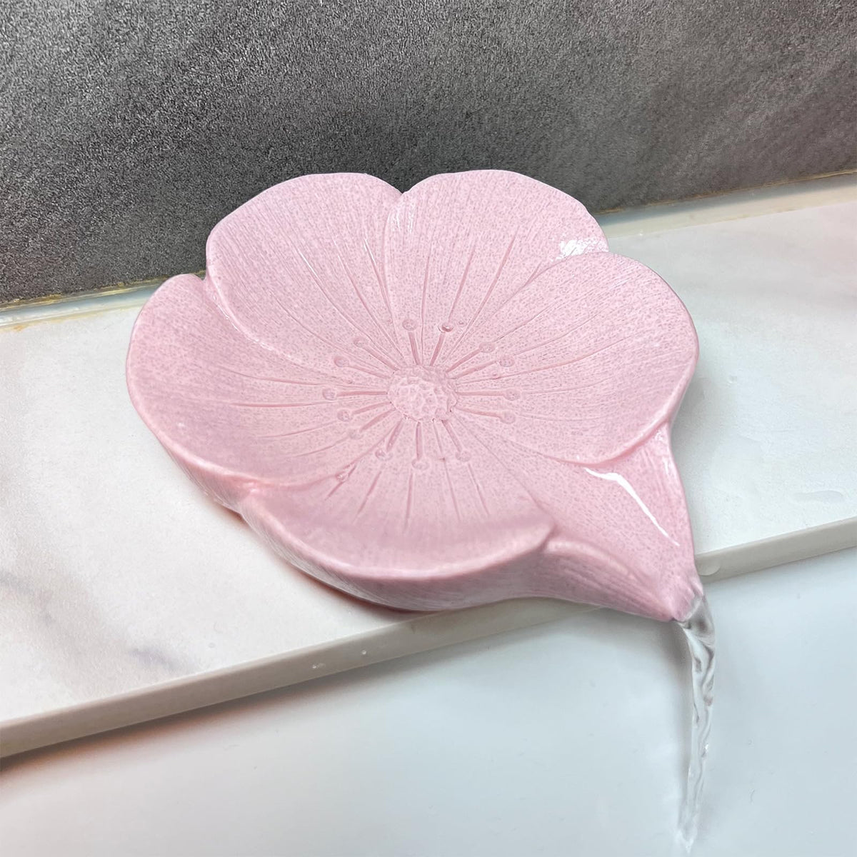 Soap Dish Soap Holder Self-Draining Soap Dish, Resin Bar Soap Holder, Oriental Cherry Flower Shape Soap Tray Soap Saver for Bathroom,Kitchen,Sink,Bathtub,Easy Cleaning and Keep Dry