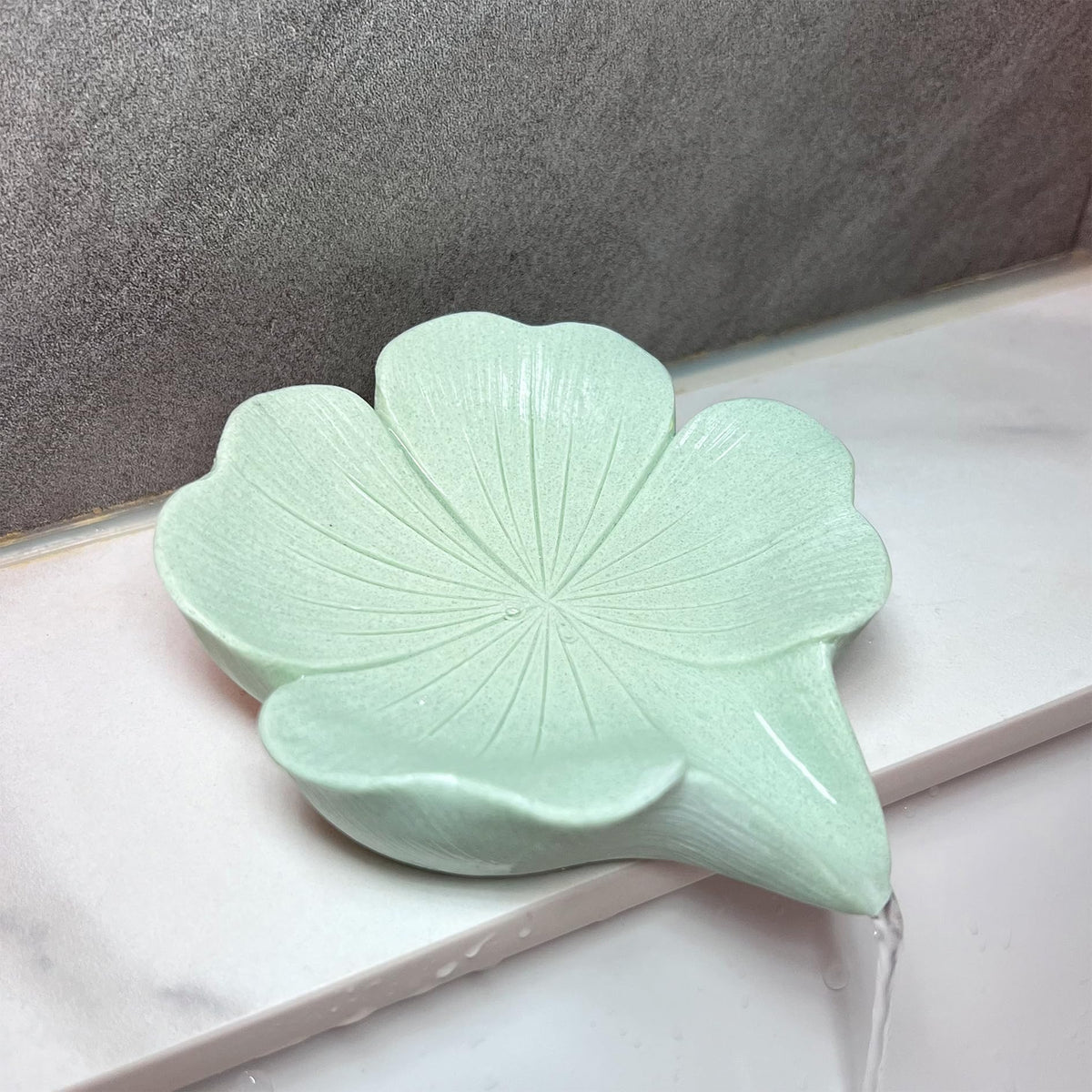 Soap Dish Soap Holder Self-Draining Soap Dish, Resin Bar Soap Holder, Oriental Cherry Flower Shape Soap Tray Soap Saver for Bathroom,Kitchen,Sink,Bathtub,Easy Cleaning and Keep Dry