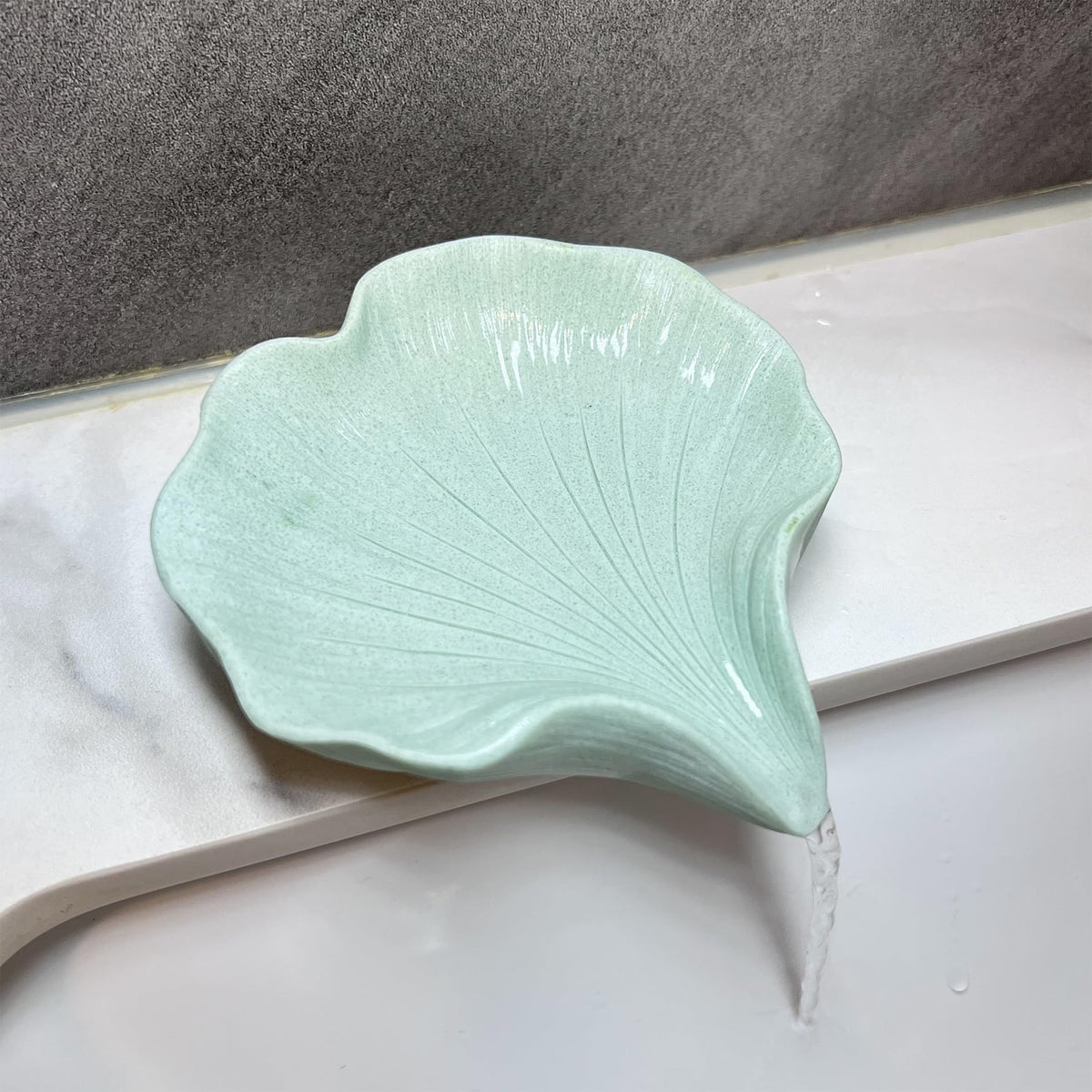 Soap Dish Soap Holder Self-Draining Soap Dish, Resin Bar Soap Holder, Oriental Cherry Flower Shape Soap Tray Soap Saver for Bathroom,Kitchen,Sink,Bathtub,Easy Cleaning and Keep Dry